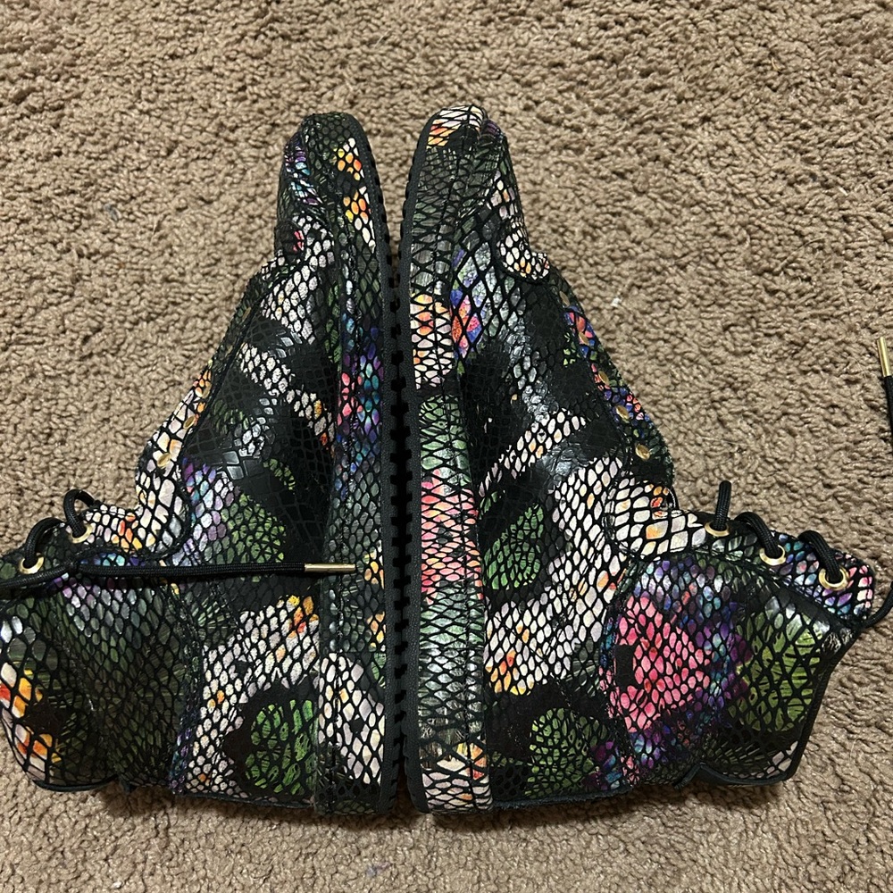 Adidas top ten flower design. Size 9.5. Worn maybe 5 times.